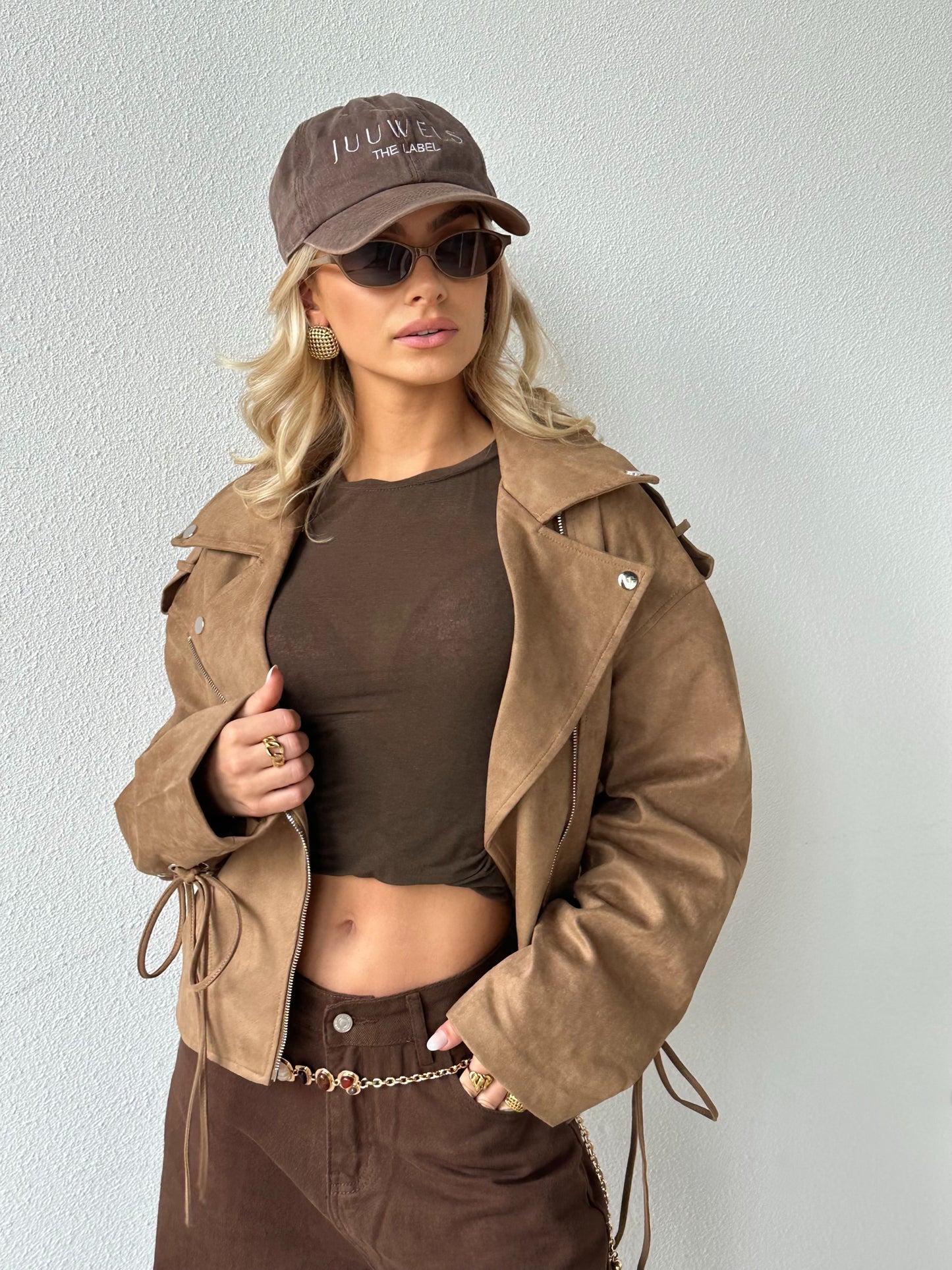 Violette oorbel